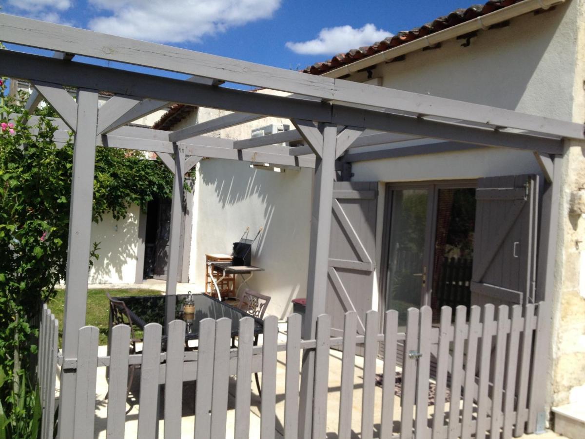 Studio Avec Piscine Privee Jardin Clos Et Wifi A Saint Jean D'Angely Zewnętrze zdjęcie